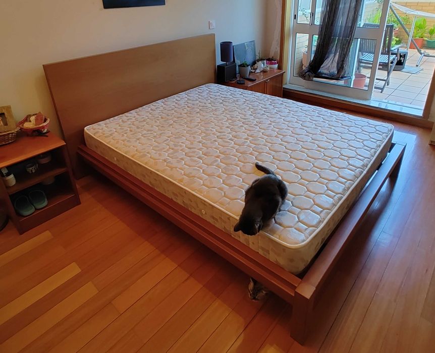 Cama de madeira maciça 190x150 em bom estado
