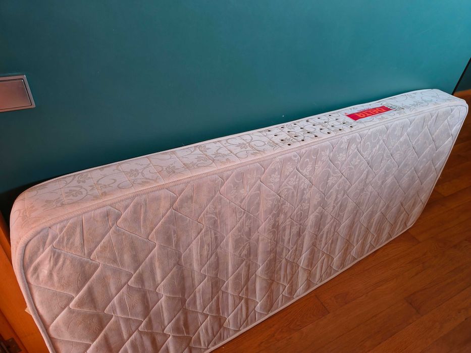 Cama de criança com colchão