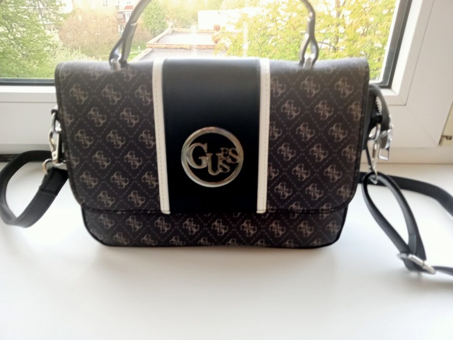 Сумка  жіноча чорна повсякденна стильна каркасна з тисненням Guess
