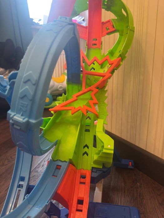 Трек Hot Wheels Шалені віражі та петлі