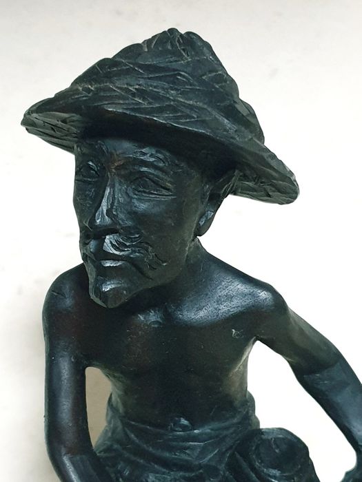 Escultura africana de um pescador em madeira exótica