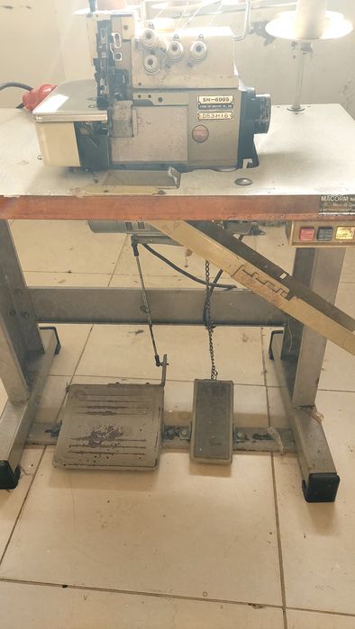 Máquina de cose e corte duas agulhas com ponto de segurança