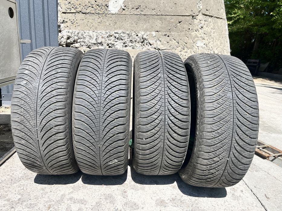GoodYear Vector4Season 215/55/R17 94V