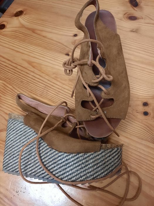 Sandálias plataforma com atilhos