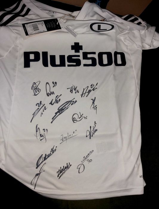 Sprzedam nową koszulkę z autografami piłkarzy klubu Legia Warszawa