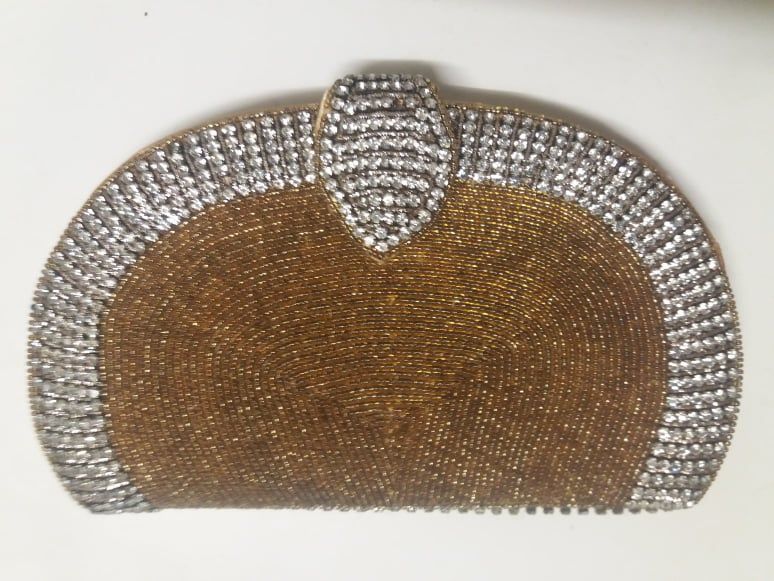 Pochete com brilhantes, dourada, forma de meia-lua -VINTAJE