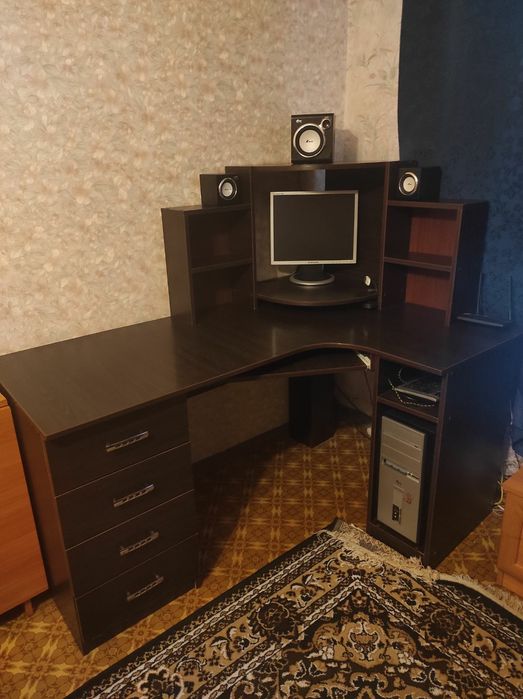 Продам компьютерный стол