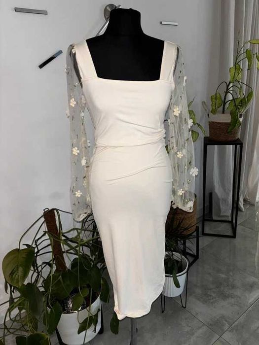 Kremowa sukienka midi z kwadratowym dekoltem i tiulowymi rękawami 3D