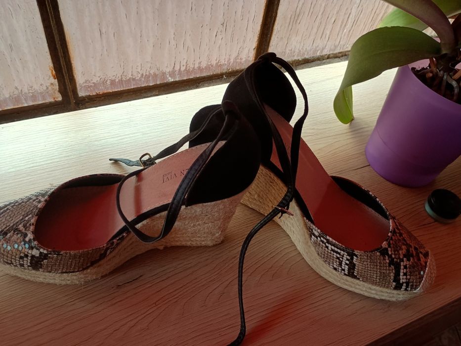 Buty na koturnie