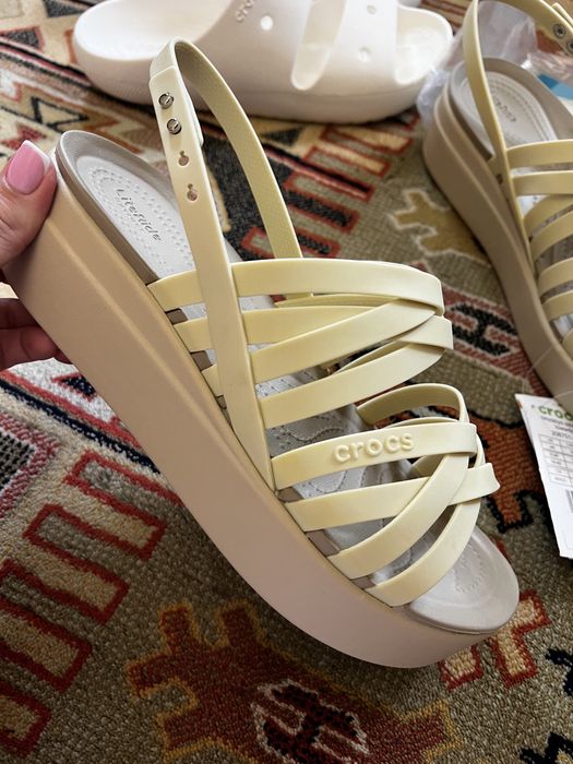 Сандалі Crocs Brooklyn Strappy Low Wedge жіночі на платформі w9