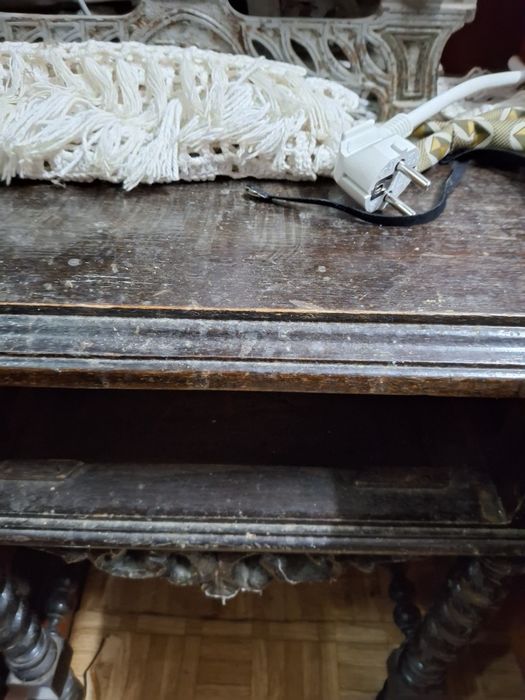 Mesa de apoio com pernas em torneado salomónico (barley‑twist)