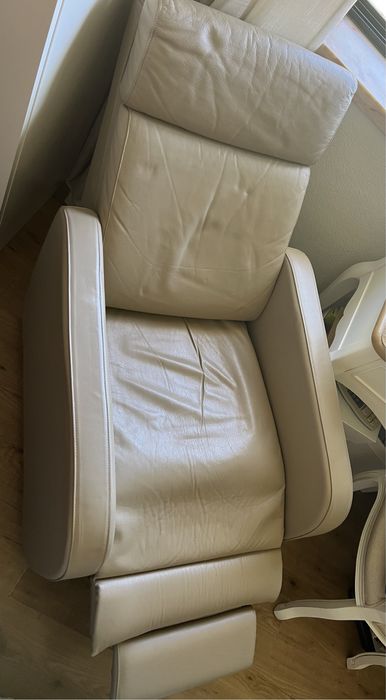 Sofa em pele reclinavel.