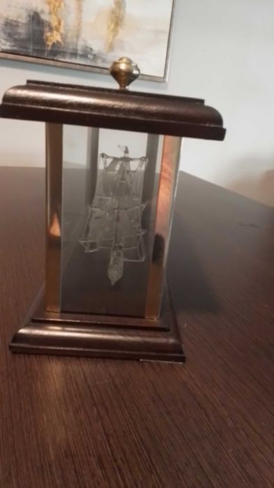 Miniatura de barco em cristal, com expositor em madeira