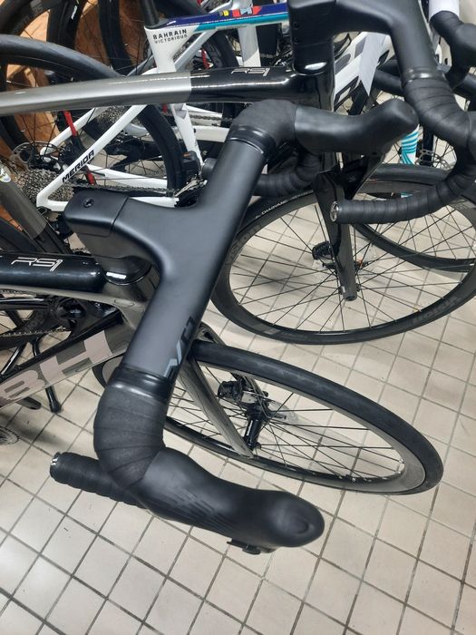 Guiador de estrada carbono integrado