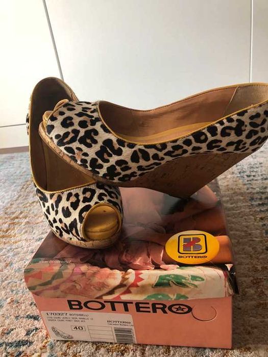 Sandálias cunha em pele