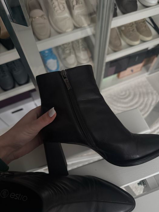 Шкіряні чоботи на підборах Estro