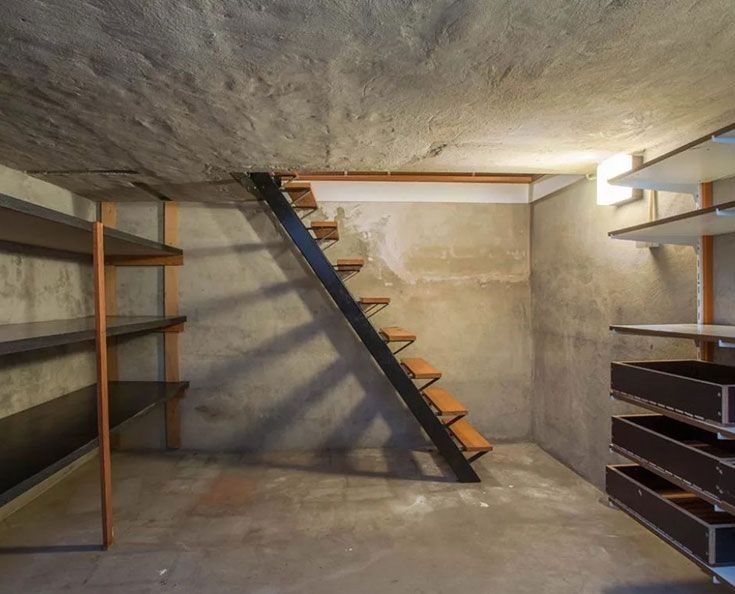 Погріб, сховище, підвал. Фундамент,  цоколь,  сходи