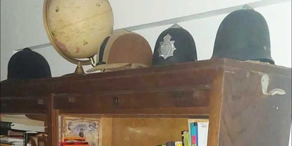 Lote de Capacetes de Polícia Britânica (Custodians / Bobby Hats) e Outros
