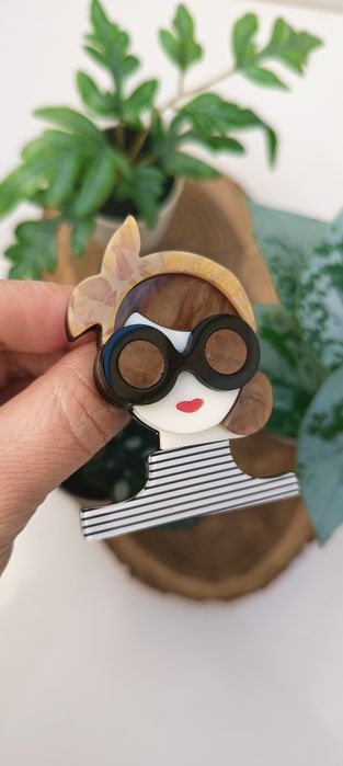 Nowa duża broszka Kobieta 3D na prezent plus gratis