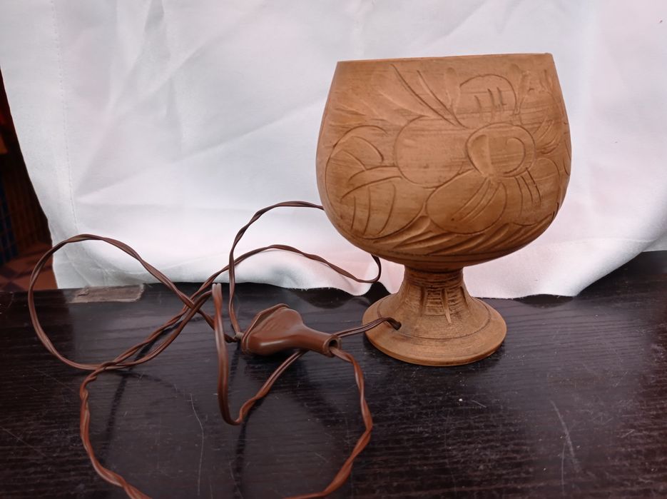 Bardzo ładna gliniana lampka.