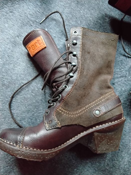 Botki zamszowe, brązowe.
