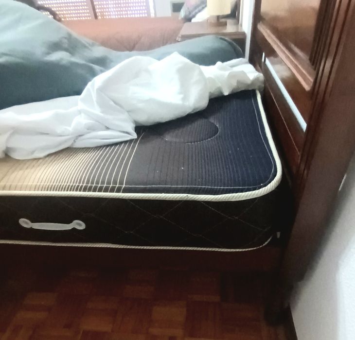 Duas camas de solteiro e mesa de cabeceira em madeira maciça