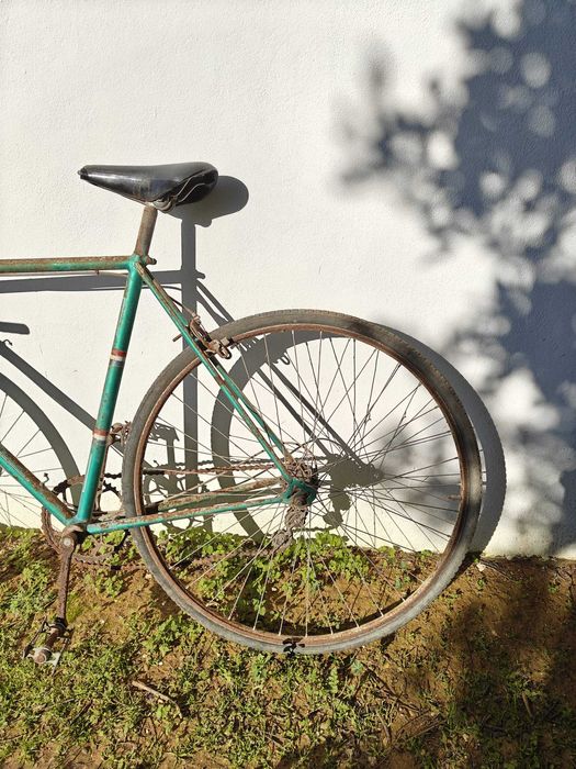 Bicicleta clássica com um design vintage, ideal para restauro