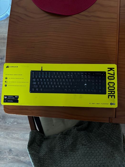 Teclado Corsair K70 CORE RGB