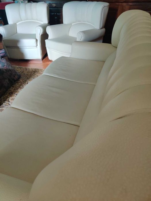 Sofá-cama de 3 lugares e 2 poltronas em pele