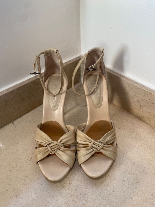 Sandálias novas de salto alto lindas e elegantes