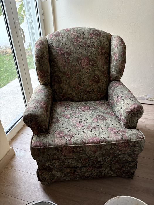 Cadeirao  de cor verde com floreado tipo ingles