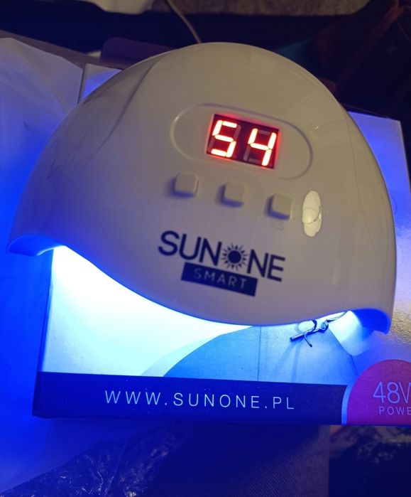 Zestaw z lampą i lakierami do robienia paznokci hybrydowych manicure