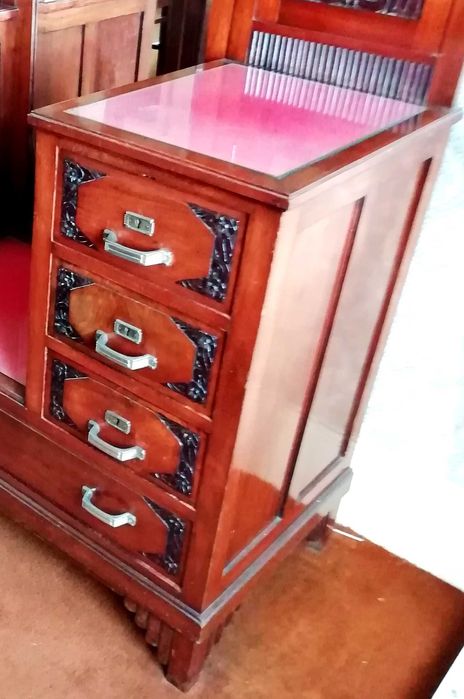 Comoda ou Toucador antiga Art Deco em madeira maciça e espelho triplo