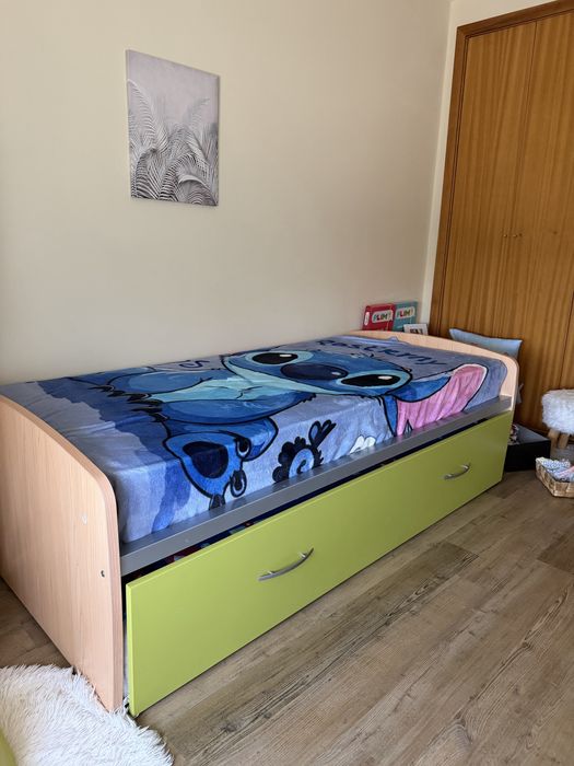 Cama beliche com cómoda