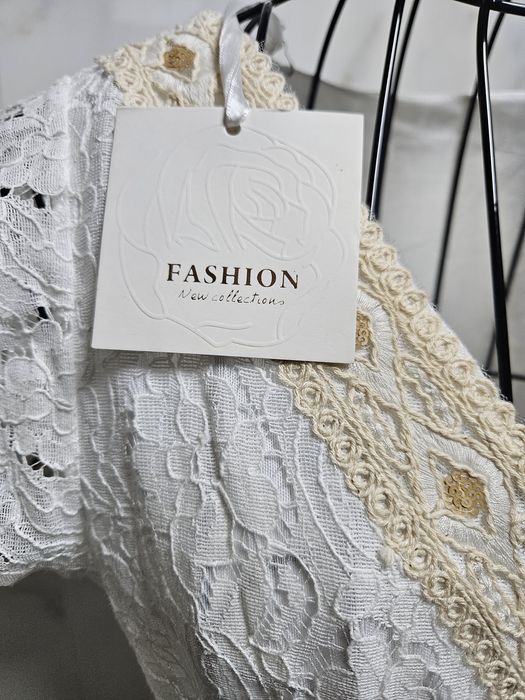 Vestido branco de renda estilo boho