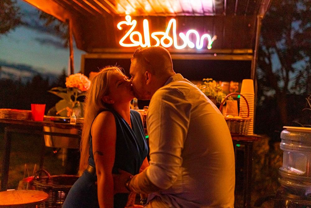 Namiot event do wynajęcia nad stawem