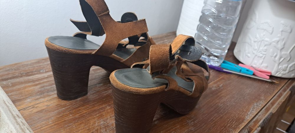 Sandálias em pele com salto compensado