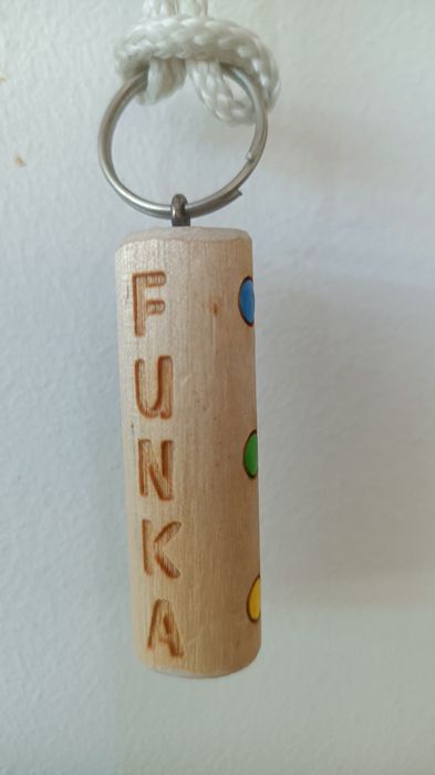 Brelok breloczek do kluczy drewniany Funka