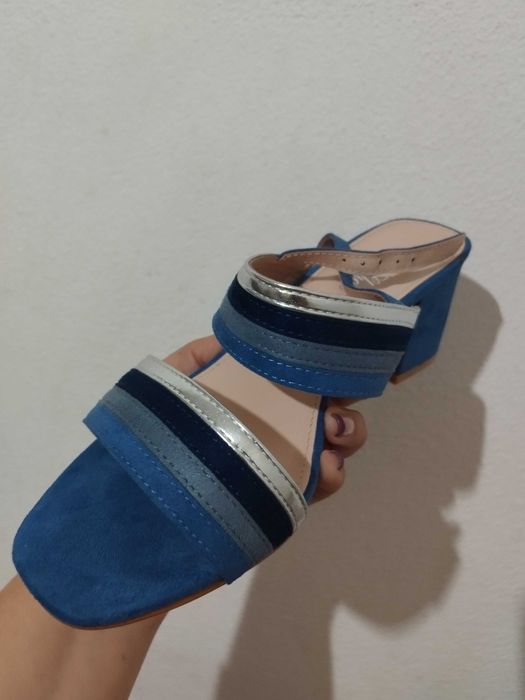 Sandálias novas tons azul e prata