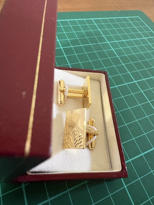 Botões de punho com acabamento folheado a ouro