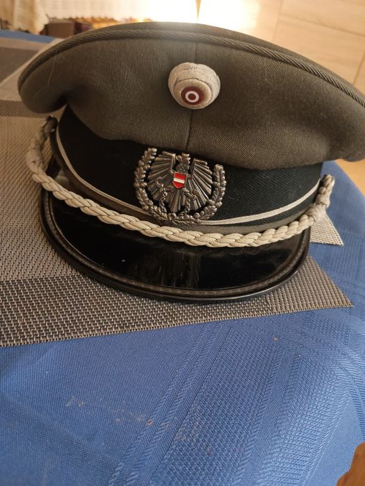 Czapki wojskowe polskiego wojska i policji Austria