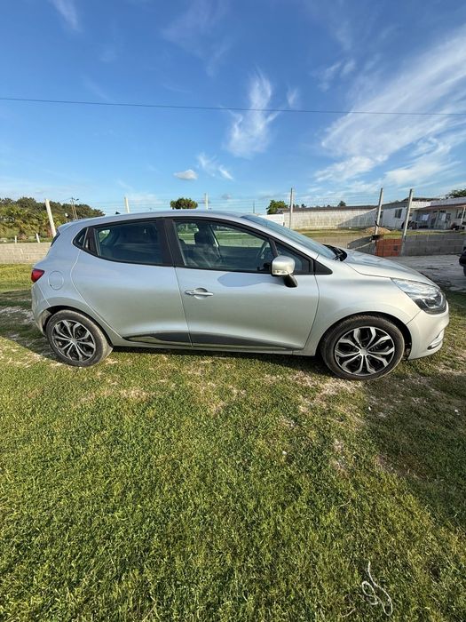 Vendo Renault Clio 2018
Gasóleo 
Revisão feita
Pneus Novos
Kilometros 232.000
Valor: 7.000€