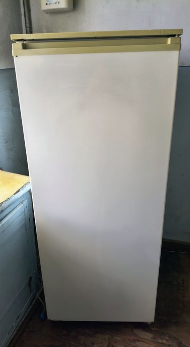Продаю холодильник працює і охолоджує чудово