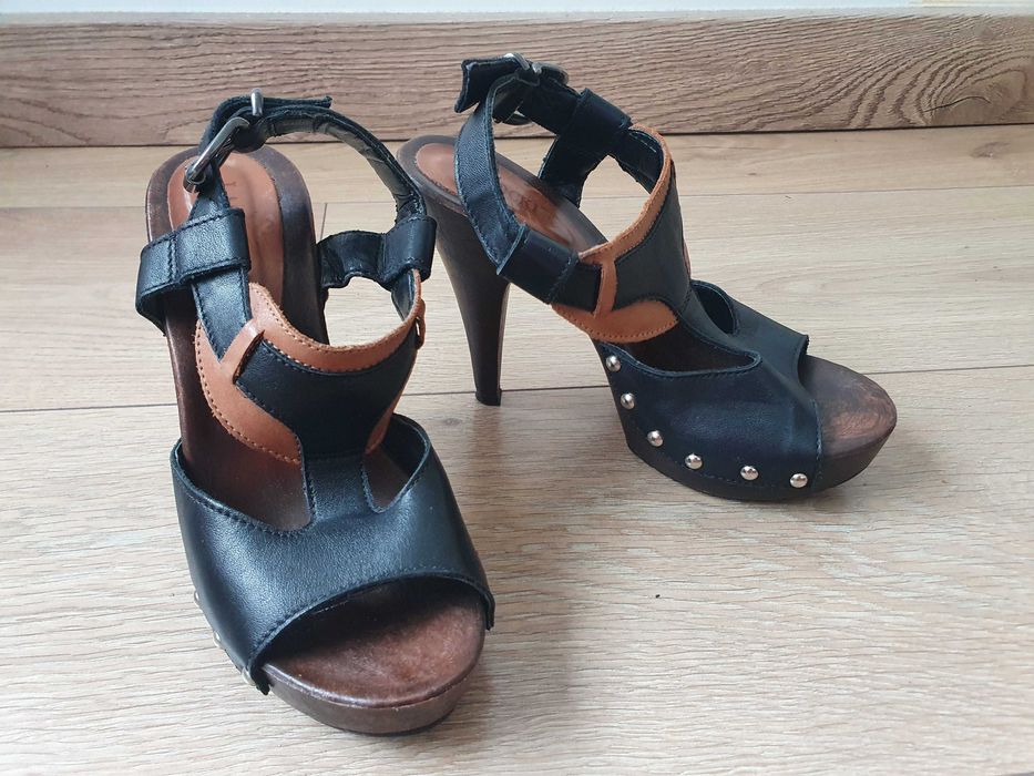 Drewniane buty na obcasie