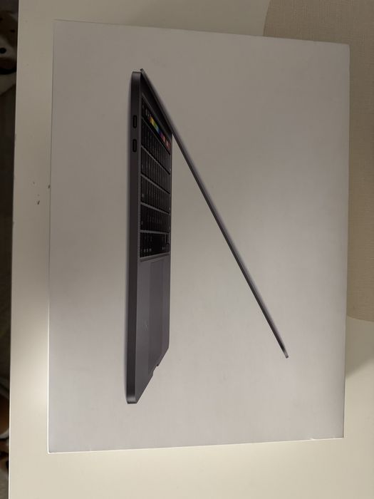 Apple MacBook Pro 13" 2020 | i5 | 16GB RAM | 256GB SSD | pudełko