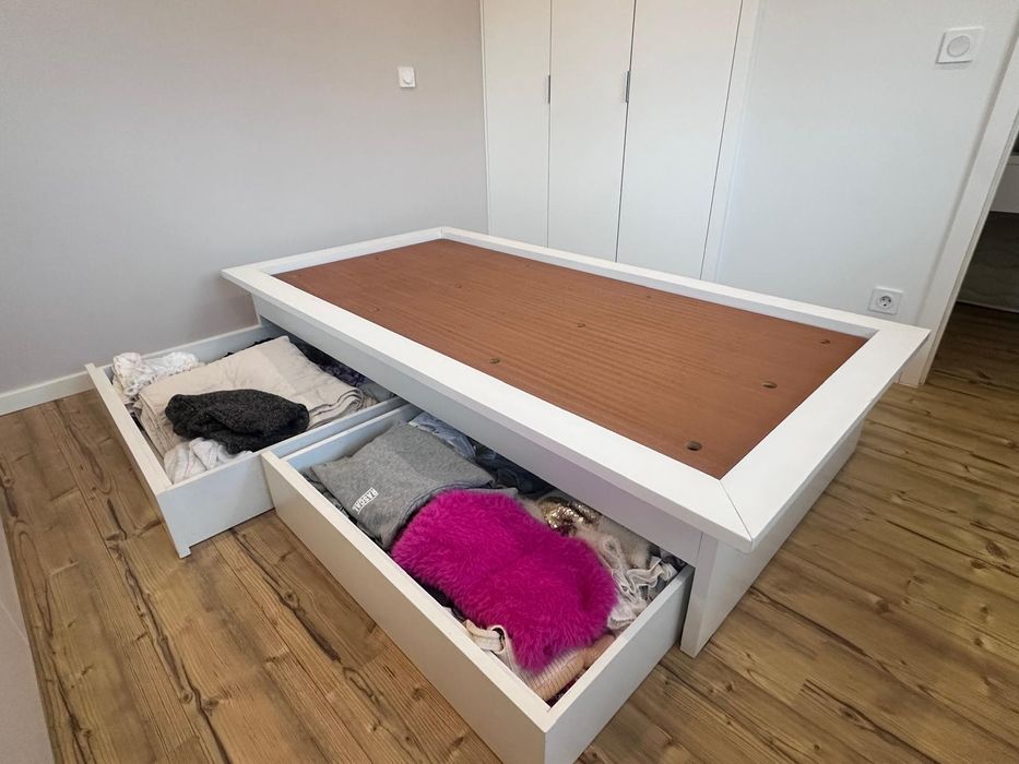 Cama lacada em branco