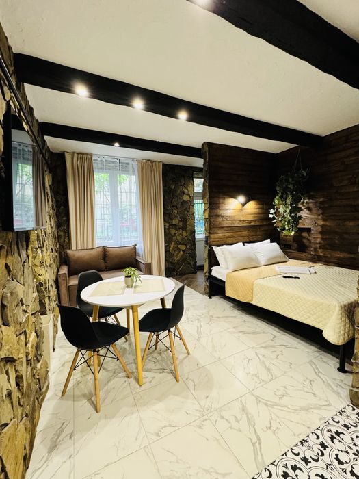 подобово ЦЕНТР , кватира з власном двориком