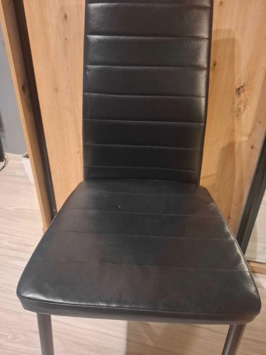 Krzesła czarne z oparciem