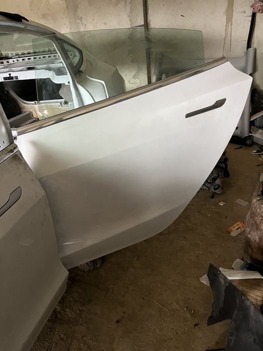 Двері тесла модел 3