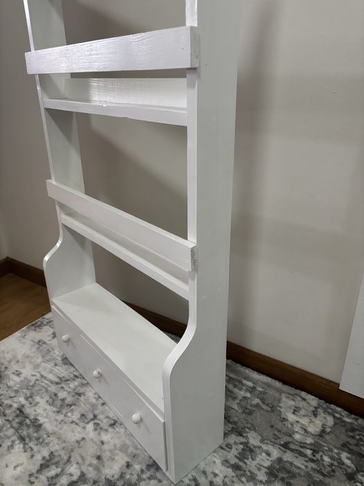 Półka na książki biblioteczka biała drewniana z szufladkami